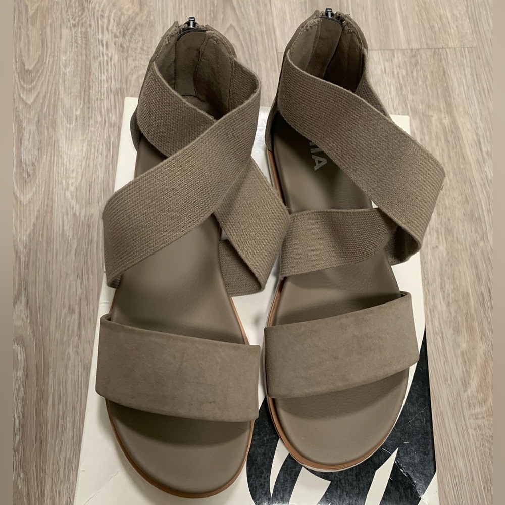 NWOB MIA Valuna Taupe Crisscross Vegan Leather Sandals size 8